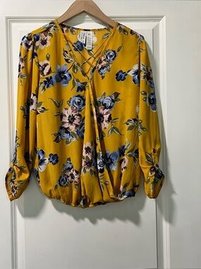 Midnight Sky Women’s Yellow Floral Roll Tab Sleeve Size Medium Blouse